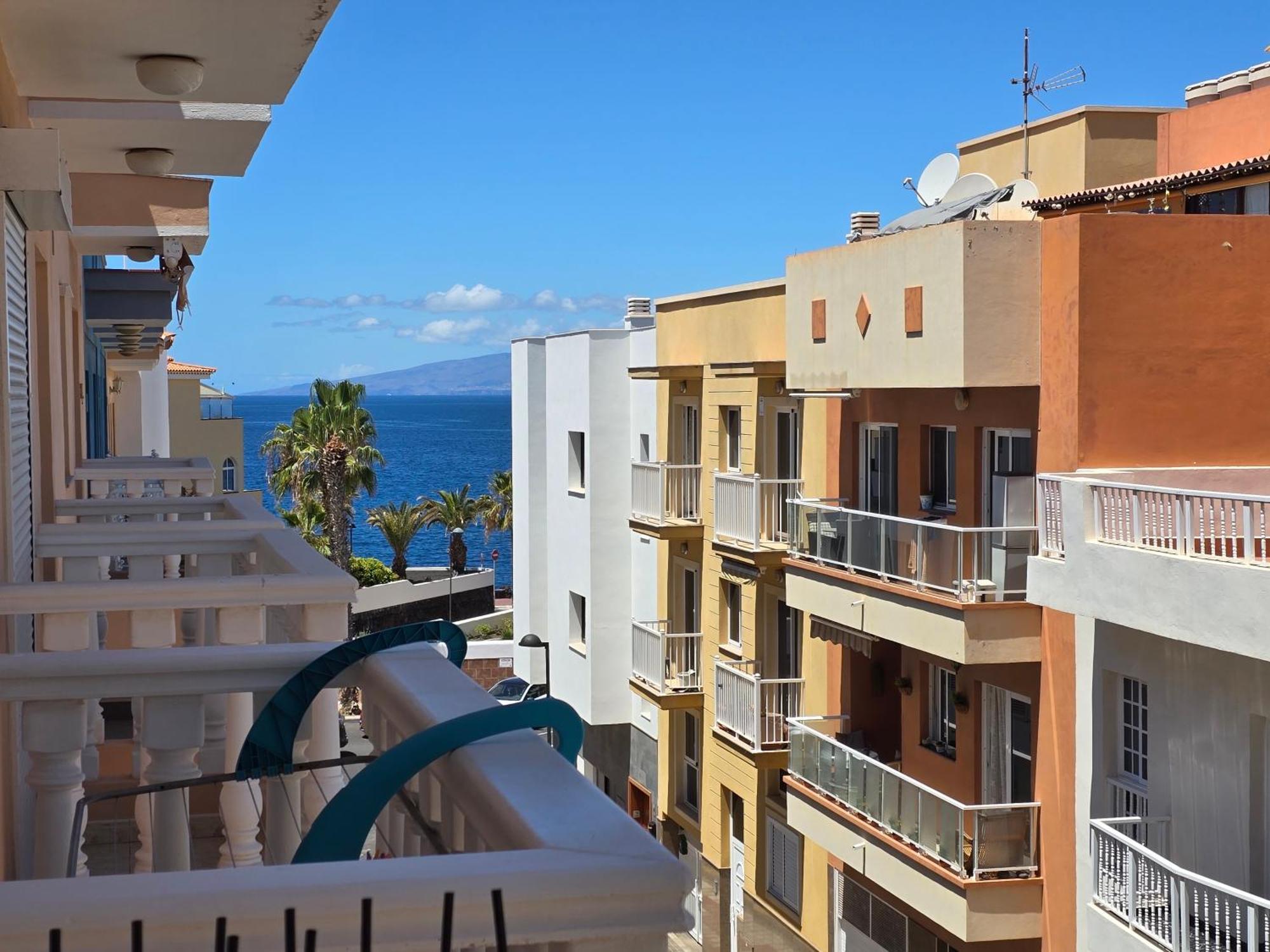 Beautiful Renovated Apartment With Air Conditioning Just Steps From The Sea In Playa San Juan Exterior foto